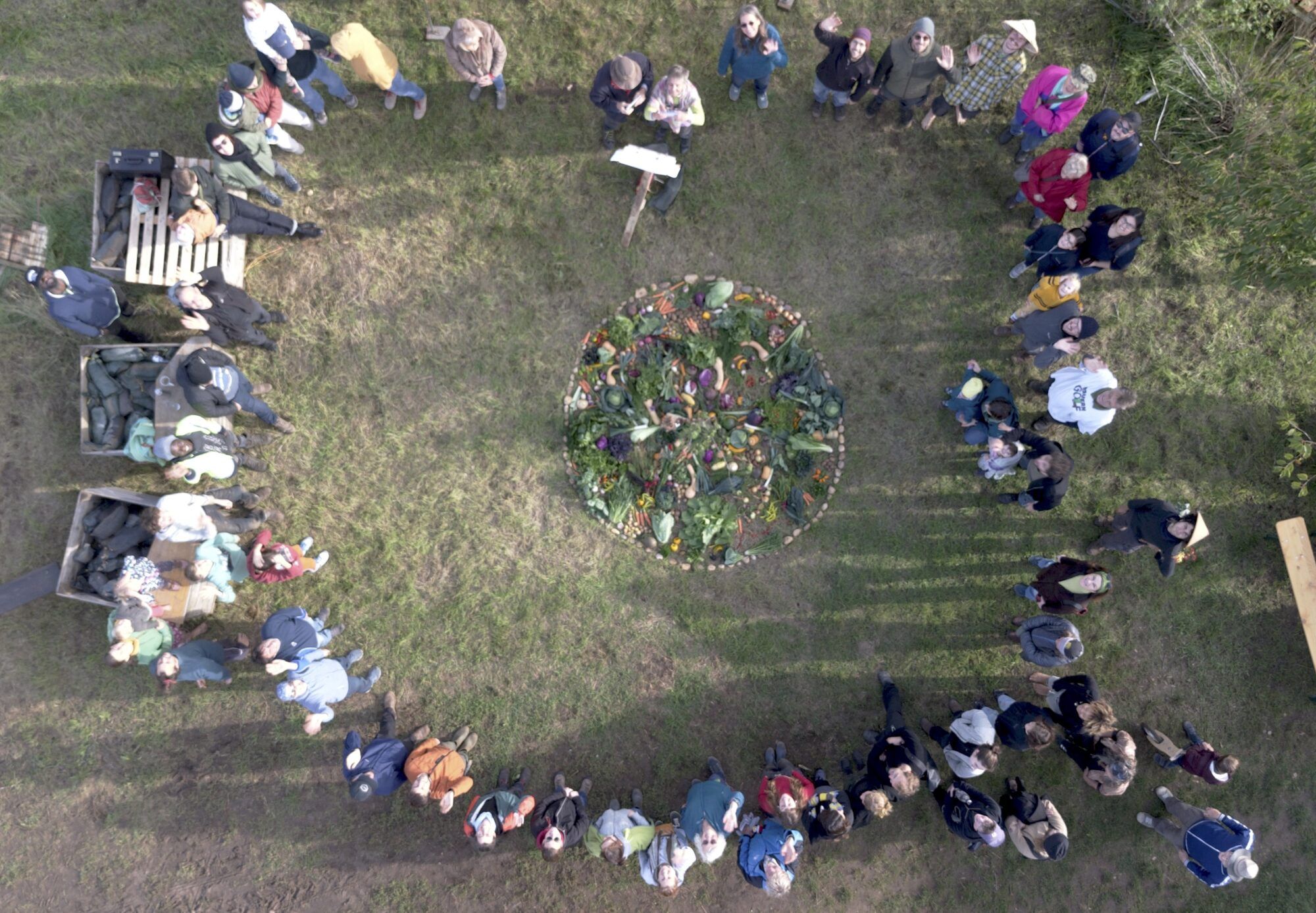 Gruppe von Landwirten und Ernteteilern von oben bei Erntedank fotografiert