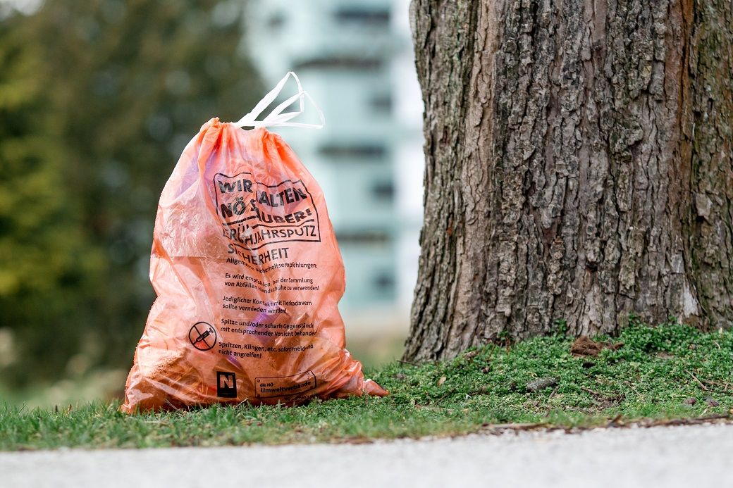 Müllsack neben Baum