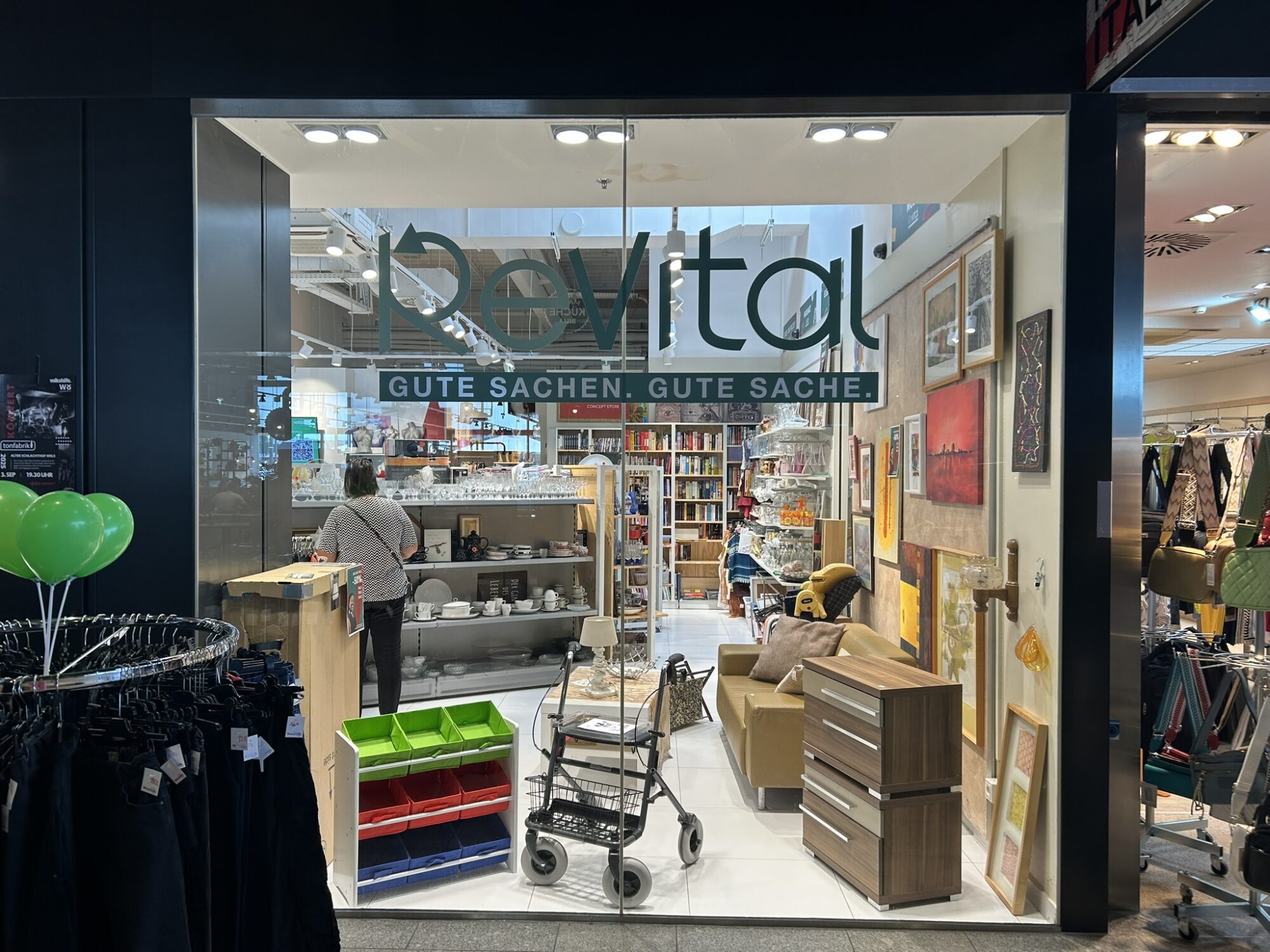 Schaufenster des ReVital Volkshilfe Shops im Einkaufzentrum Welaspark in Wels