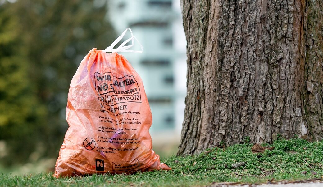 Müllsack neben Baum